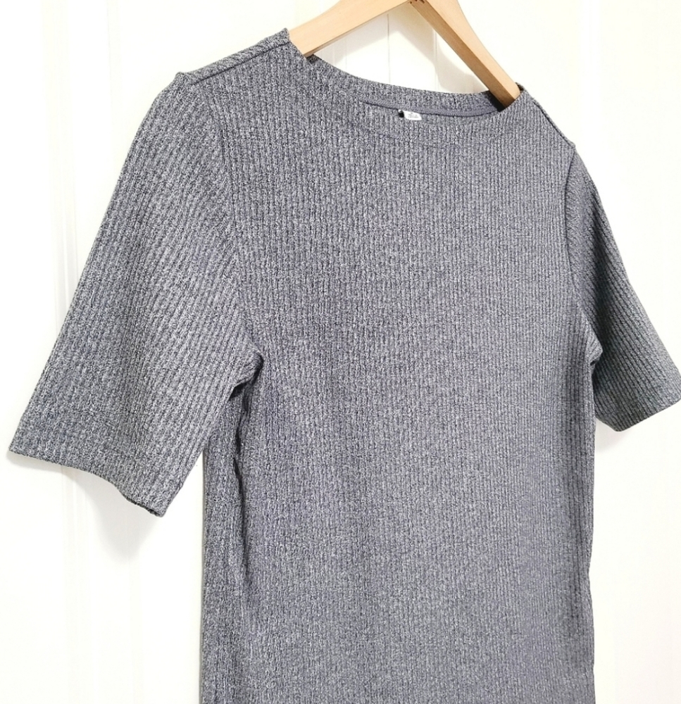 UNIQLO Ribbed Tee